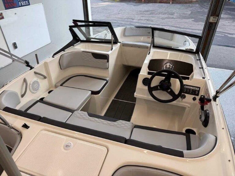 2026 Bayliner M17 - Full Windshield US-BLBX1323H526 [photo 11]